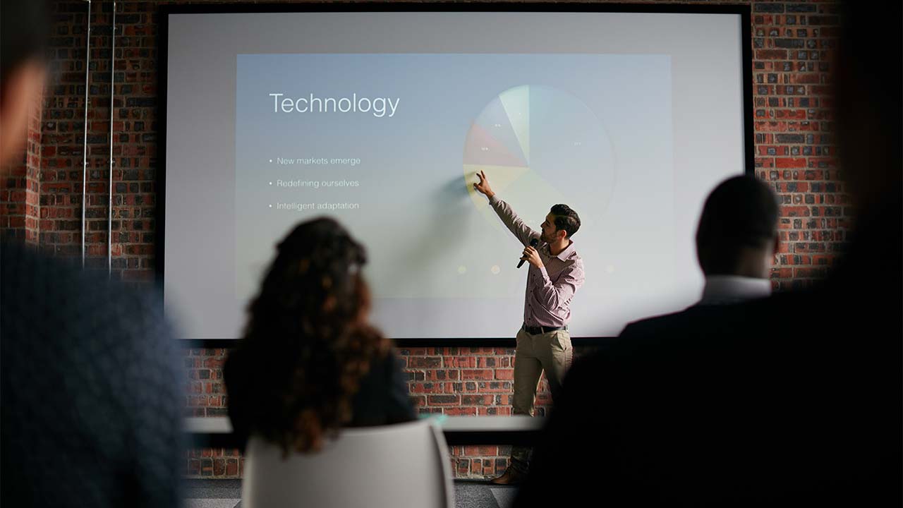 Technologie et connexion lors d'un séminaire hybride