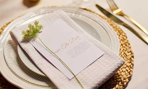 Composition montrant un faire-part de mariage élégant