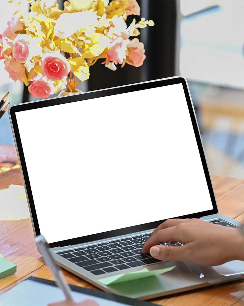 Composition montrant un faire-part de mariage élégant à côté d'un site web assorti sur un ordinateur