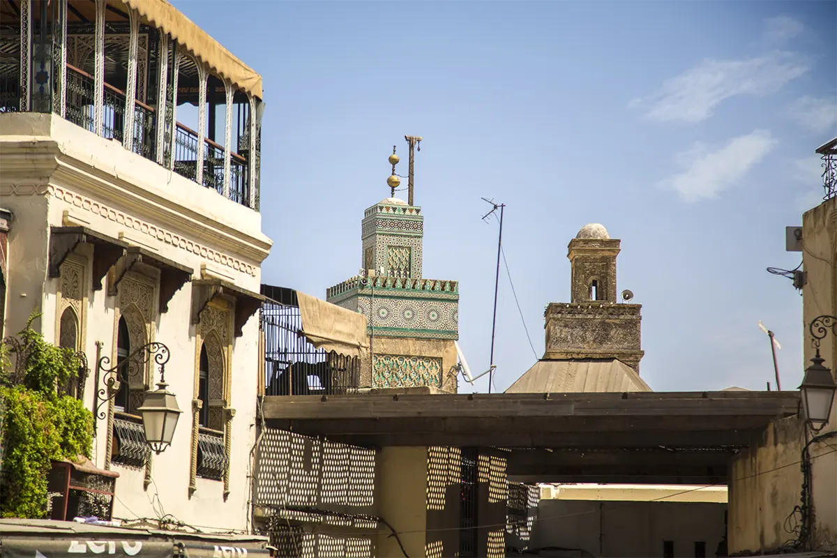 Événement dans une ville impériale marocaine avec cadre architectural historique